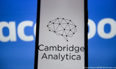 El logo de Cambridge Analytica en un celular con el de Facebook al fondo. Foto: DW