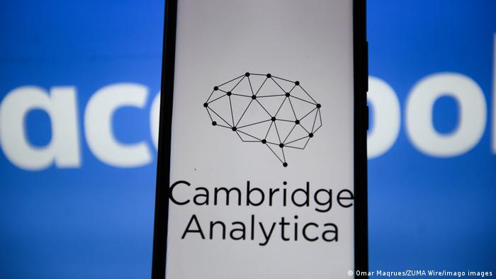 El logo de Cambridge Analytica en un celular con el de Facebook al fondo. Foto: DW