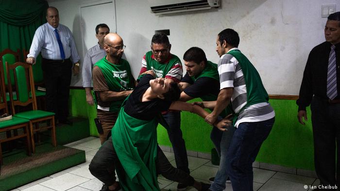 Escena en una iglesia evangélica en Río de Janeiro, Brasil. Foto: DW