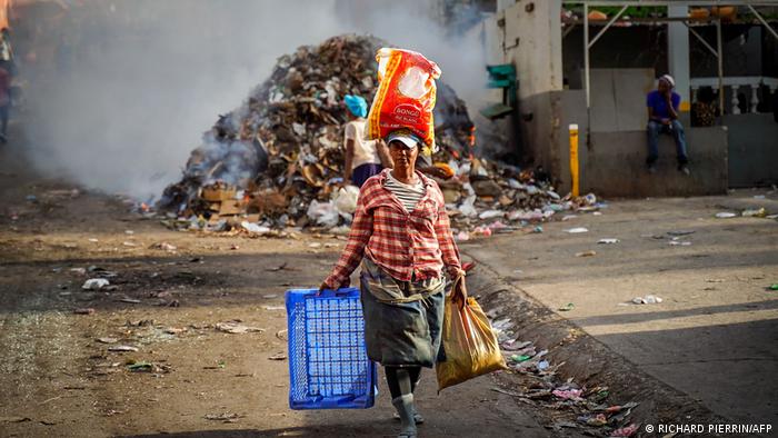 Muchas personas de países, especialmente de América y África, viven en extrema pobreza. Foto: DW