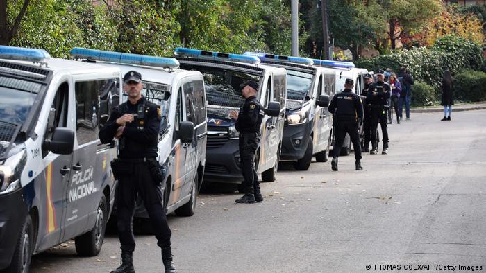 Unidades de la Policía de España hacen guardia frente a la Embajada de Ucrania en Madrid tras el estallido de varios sobres con pirotécnicos. Foto: DW