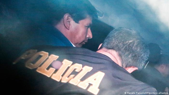El destituido presidente de Perú, Pedro Castillo, es escoltado por la policía en la comisaría donde se encuentra detenido en Lima. Foto: DW