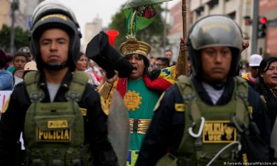 Fuerzas policiales escoltan protesta en apoyo a Pedro Castillo en la Plaza San Martín, Lima. Foto: DW