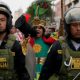 Fuerzas policiales escoltan protesta en apoyo a Pedro Castillo en la Plaza San Martín, Lima. Foto: DW