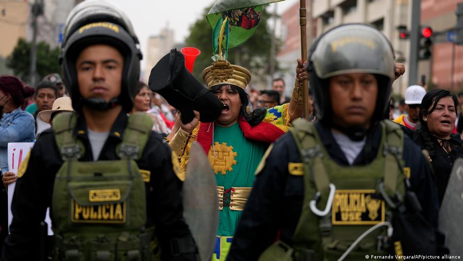 Fuerzas policiales escoltan protesta en apoyo a Pedro Castillo en la Plaza San Martín, Lima. Foto: DW