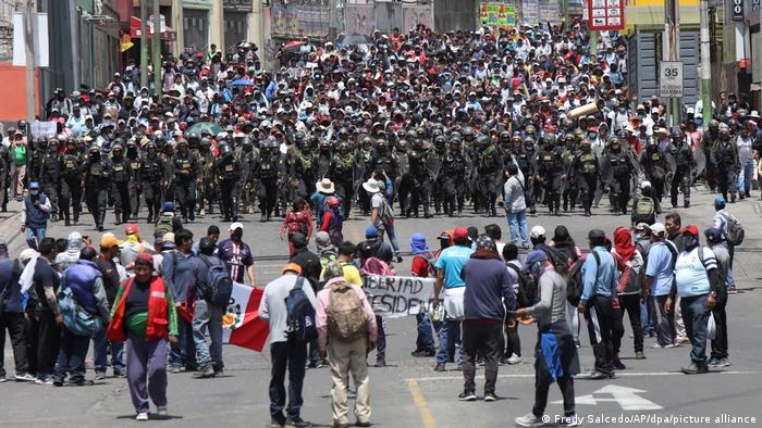 Además de 26 muertos, los enfrentamientos en Perú han dejado ya 646 heridos, entre ellos 290 policías, según la oficina del Defensor del Pueblo. Foto: DW