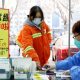Una mujer compra una prueba para descartar covid-19 en el distrito chino de Lianyun, provincia de Jiangsu, el 21 de diciembre de 2022. Foto: DW