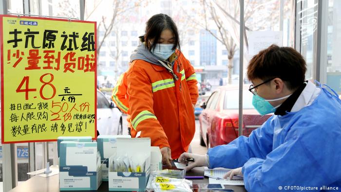 Una mujer compra una prueba para descartar covid-19 en el distrito chino de Lianyun, provincia de Jiangsu, el 21 de diciembre de 2022. Foto: DW