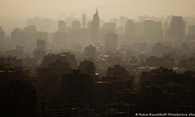 Buena parte de Santiago, la capital de Chile, es afectada por el humo de los incendios forestales cercanos. Foto: DW