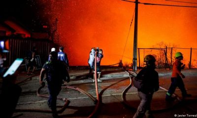 Bomberos y voluntarios luchan contra las llamas en los cerros en torno a Viña del Mar. Foto: DW