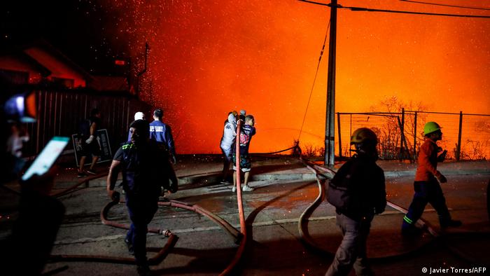 Bomberos y voluntarios luchan contra las llamas en los cerros en torno a Viña del Mar. Foto: DW