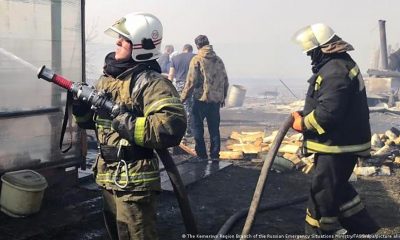 Los bomberos lograron extinguir las llamas, pero trabajaban en las labores enfriamiento. Foto: DW.