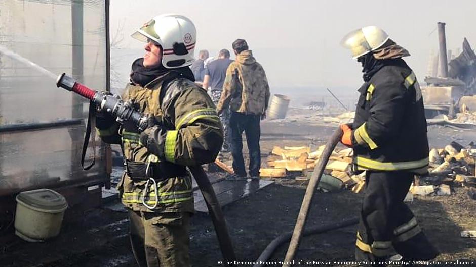 Los bomberos lograron extinguir las llamas, pero trabajaban en las labores enfriamiento. Foto: DW.