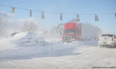 Muchos vehículos quedaron abandonados en una carretera en Main St. en Amherst, en Buffalo, Nueva York. Foto: DW