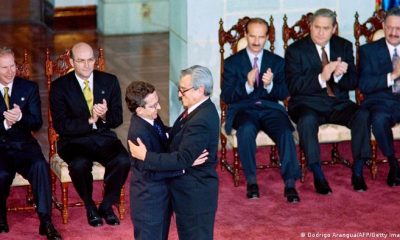 Gustavo Porras y Rolando Morán luego de la firma de los Acuerdos de Paz en 1996. Foto: DW.