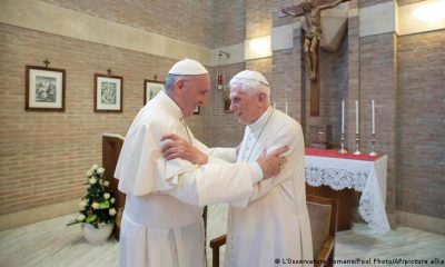 El papa Francisco (izq.) junto a Benedicto XVI. Foto: DW