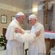 El papa Francisco (izq.) junto a Benedicto XVI. Foto: DW