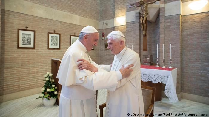 El papa Francisco (izq.) junto a Benedicto XVI. Foto: DW