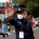 Agente de la policía china impide tomar fotos a un periodista en Beijing. Foto: Infobae