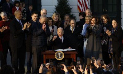 El presidente de Estados Unidos, Joe Biden, firma en la Casa Blanca la Ley del Respeto al Matrimonio, que protege los derechos de los matrimonios del mismo sexo en todo el país. Foto: El País