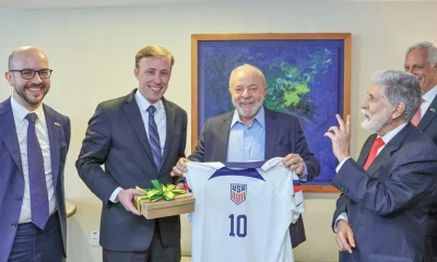 El presidente electo de Brasil, Luiz Inácio Lula da Silva, y el asesor de Seguridad Nacional de la Casa Blanca, Jake Sullivan, posan para una foto durante una reunión en Brasilia. Foto: Infobae