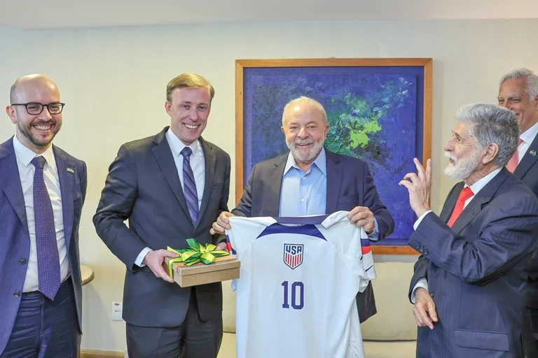 El presidente electo de Brasil, Luiz Inácio Lula da Silva, y el asesor de Seguridad Nacional de la Casa Blanca, Jake Sullivan, posan para una foto durante una reunión en Brasilia. Foto: Infobae