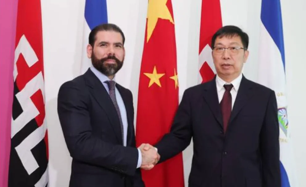 Laureano Ortega, hijo de Daniel Ortega y asesor de inversiones del gobierno, junto con Chen Xi, embajador chino en Managua. Foto: Infobae