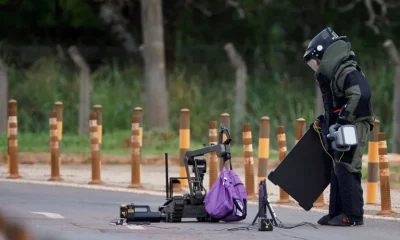 Un equipo antibombas de la policía federal de Brasil trabaja alrededor de un artefacto explosivo en Brasilia el 24 de diciembre de 2022. Foto: Infobae.