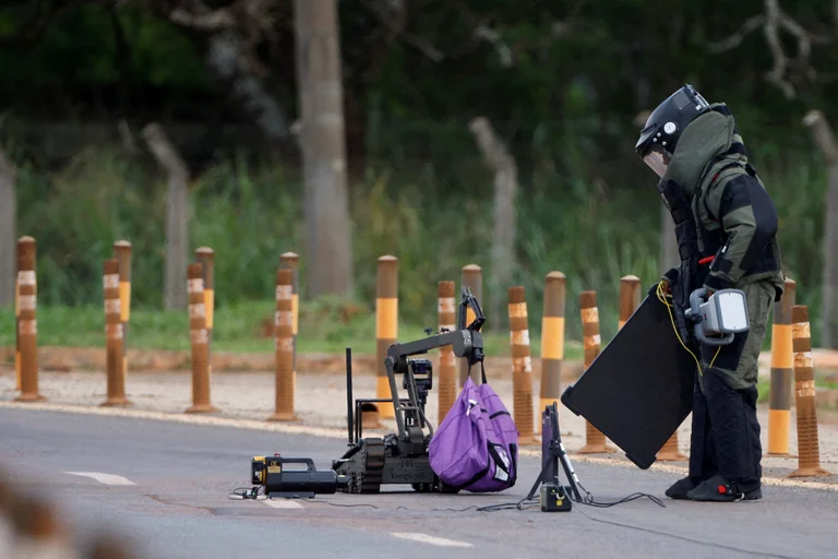 Un equipo antibombas de la policía federal de Brasil trabaja alrededor de un artefacto explosivo en Brasilia el 24 de diciembre de 2022. Foto: Infobae.