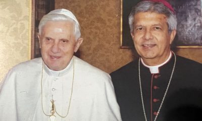 El cardenal Adalberto Martínez compartió una foto a lado de Benedicto XVI. Foto: @Adalmart