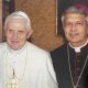 El cardenal Adalberto Martínez compartió una foto a lado de Benedicto XVI. Foto: @Adalmart