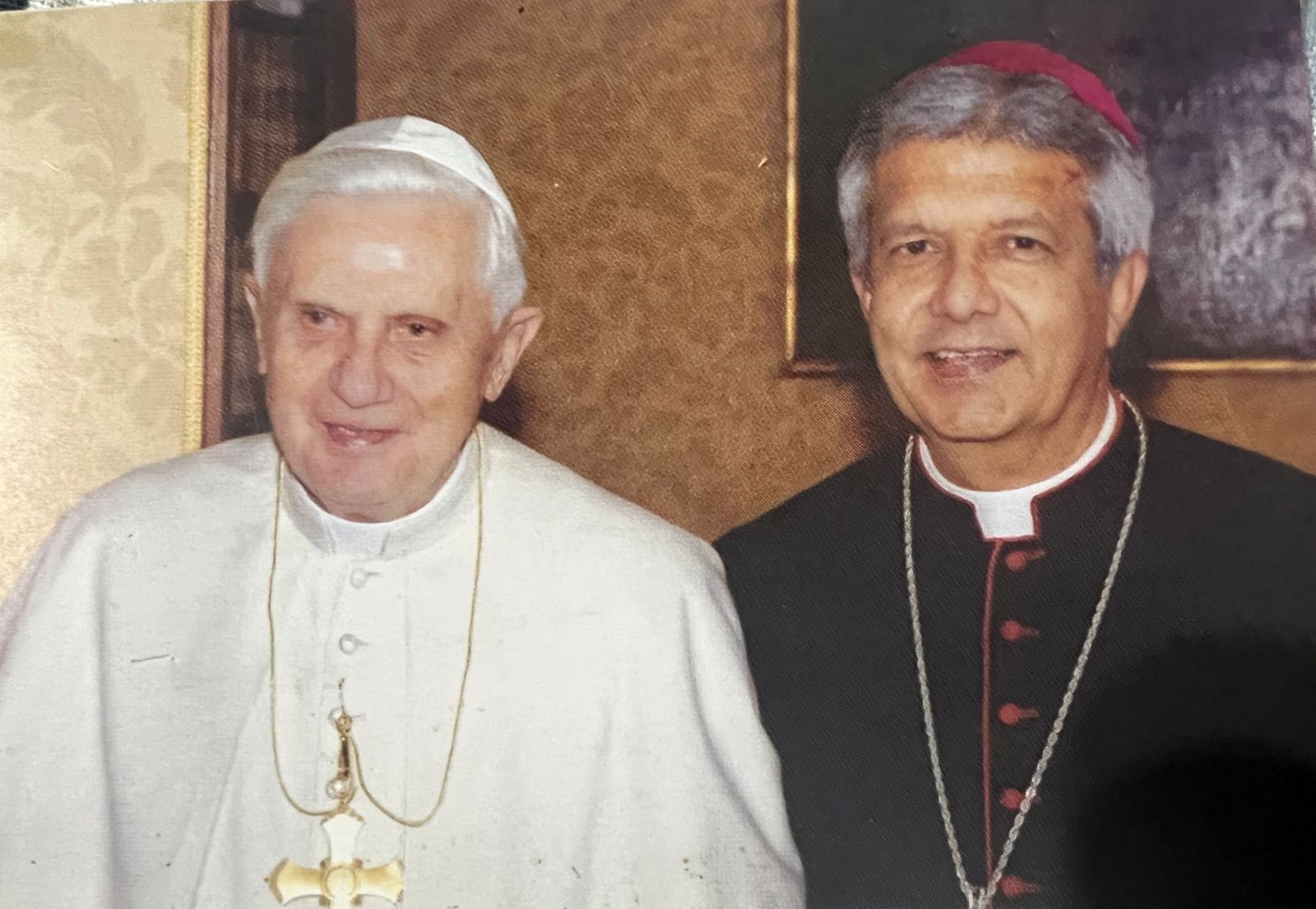 El cardenal Adalberto Martínez compartió una foto a lado de Benedicto XVI. Foto: @Adalmart