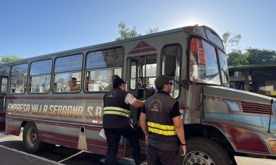 Fiscalizadores ubicados en la Terminal de Ómnibus realizan los controles pertinentes asegurando el buen servicio del transporte. Foto: Dinatran