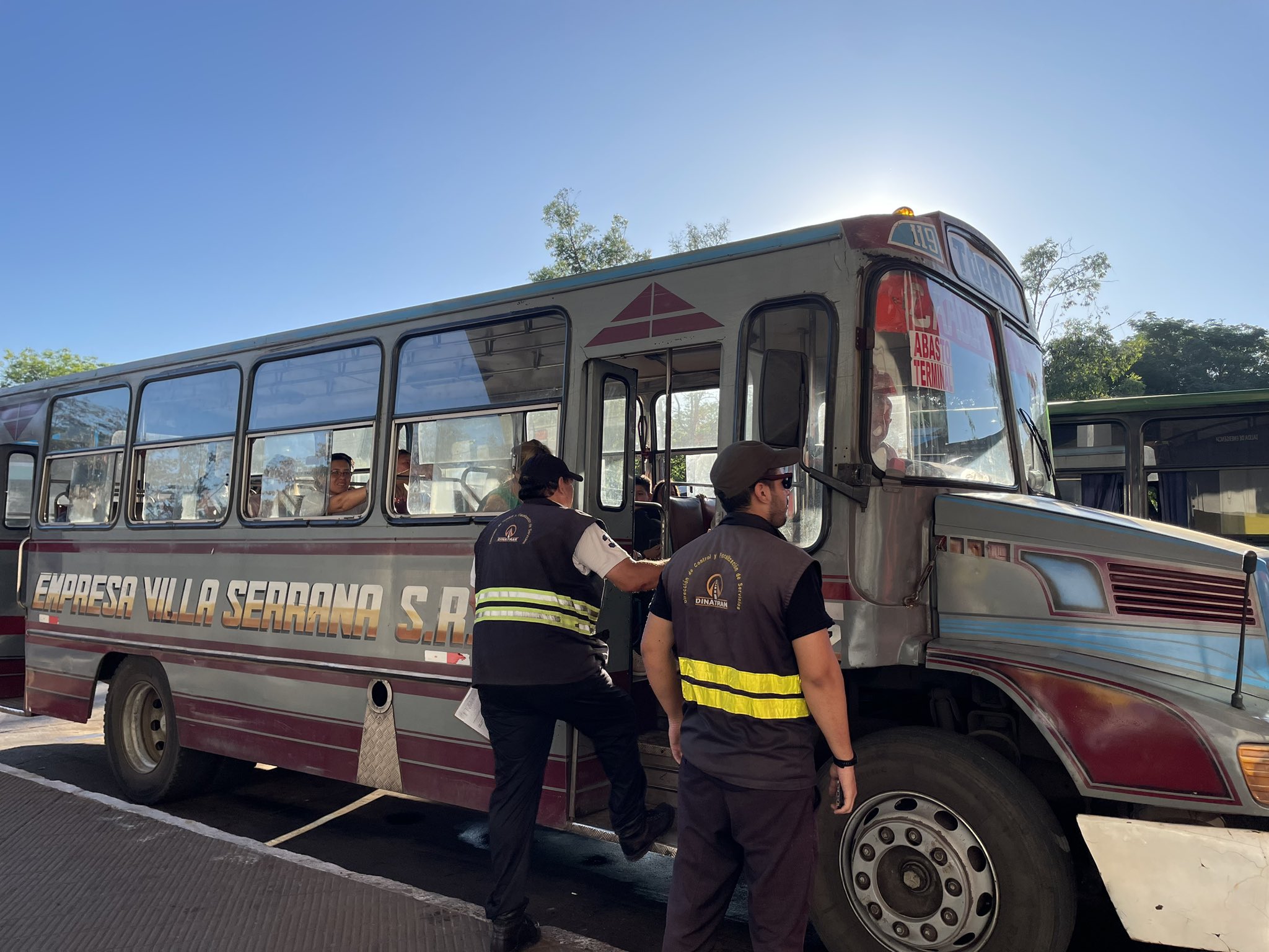 Fiscalizadores ubicados en la Terminal de Ómnibus realizan los controles pertinentes asegurando el buen servicio del transporte. Foto: Dinatran