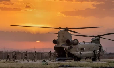 Soldados del Ejército de EEUU abordan un helicóptero Chinook CH-47 en el noreste de Siria. Foto: Infobae