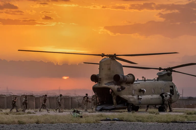 Soldados del Ejército de EEUU abordan un helicóptero Chinook CH-47 en el noreste de Siria. Foto: Infobae