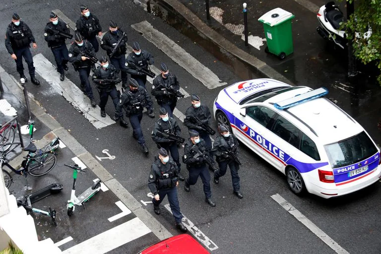 Varios agentes de policía en París, Francia. Foto: Infobae