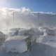 Una vista de vehículos cubiertos de nieve en una carretera, luego de una tormenta de invierno que azotó la región, en Buffalo, Nueva York. Foto: Infobae