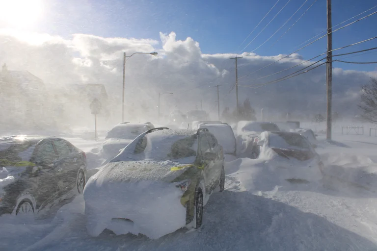 Una vista de vehículos cubiertos de nieve en una carretera, luego de una tormenta de invierno que azotó la región, en Buffalo, Nueva York. Foto: Infobae