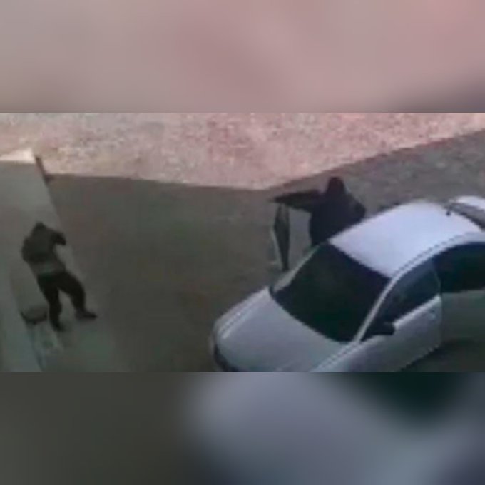 Momento en que delincuentes dispararon al guardia. Foto: Captura de video.