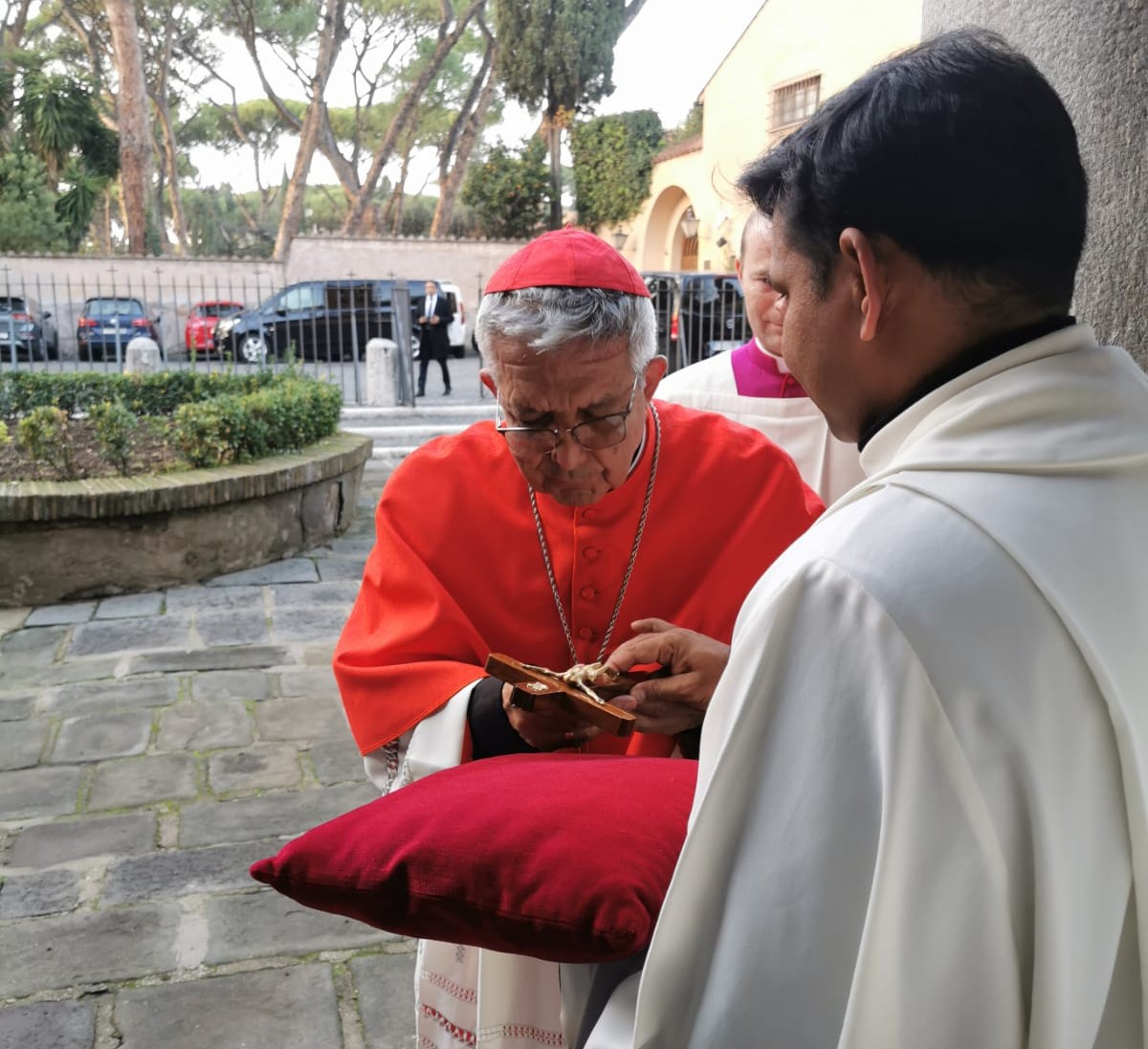 Adalberto Martínez en la posesión del título. Foto: Vatican News.