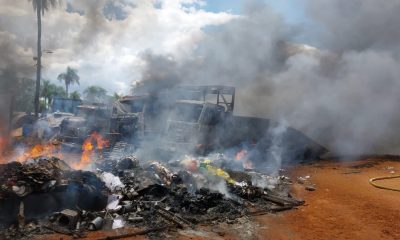 El incendio consumió varios camiones. Foto: Emergencias 132