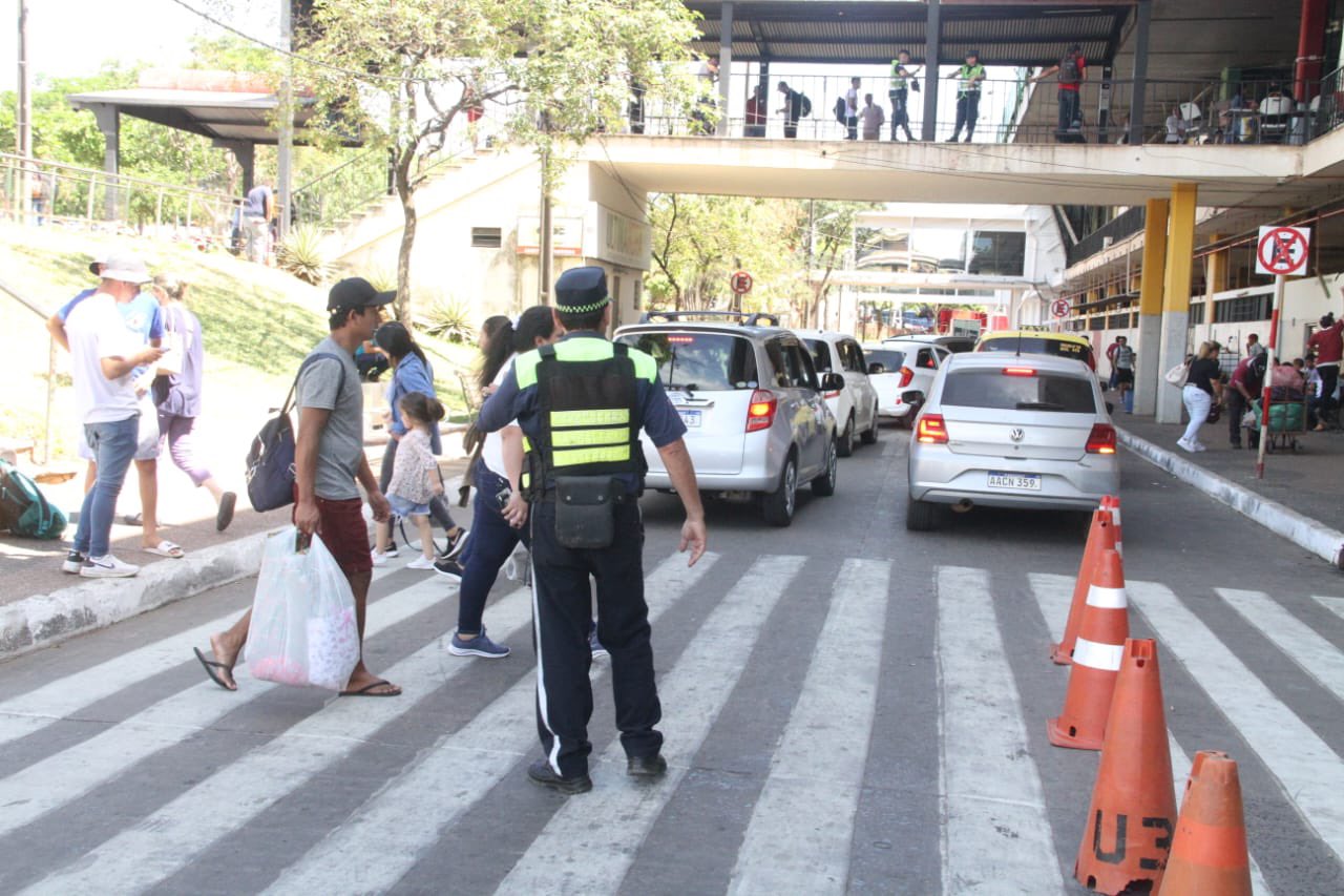 Movimiento intenso de personas en la Estación de Buses de Asunción. Foto: PMT.