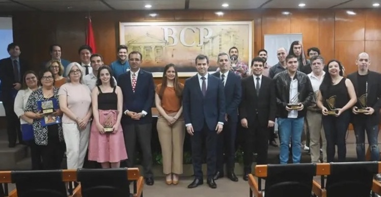 Ganadores del concurso Arte y Cultura 2022, autoridades del BCP y miembros del jurado. Cortesía