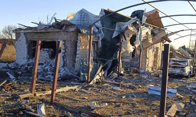 Edificio dañado y un automóvil después de un ataque ruso en la aldea de Novosofiivka, en la región de Zaporiyia, Ucrania. Foto: Infobae