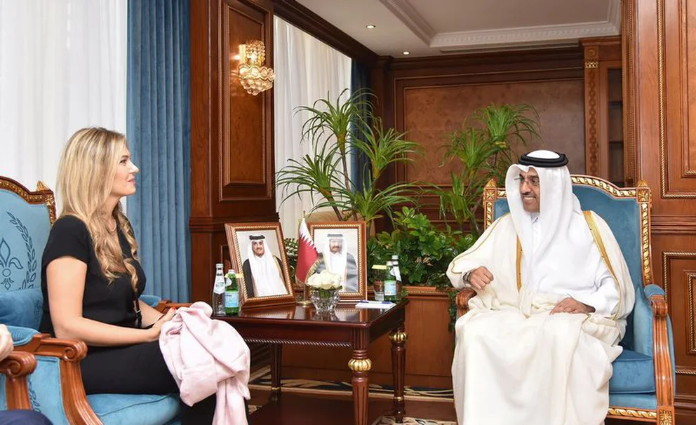 La eurodiputada griega Eva Kaili, vicepresidenta del Parlamento Europeo, durante una reunión con bin Samikh Al Marri, el ministro de Trabajo de Qatar, en octubre en Doha. Foto: Infobae