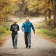 A partir de los 65 años de edad, algunos especialistas aconsejan 7.000 pasos cada día durante, al menos, cinco días a la semana. Foto: Infobae