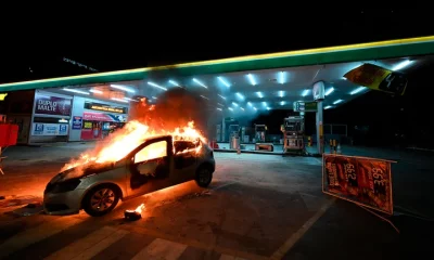 Un vehículo prendido fuego en una estación de servicio. Foto: Infobae.