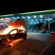 Un vehículo prendido fuego en una estación de servicio. Foto: Infobae.