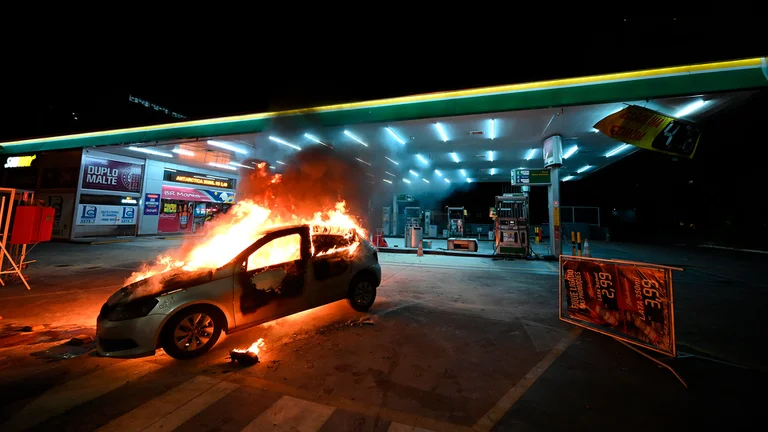 Un vehículo prendido fuego en una estación de servicio. Foto: Infobae.